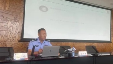 견고한 안전 라인을 구축하고 생명을 보호합니다 여행 간지 금융 보유 그룹은 교통 안전 법률 교육을 수행합니다